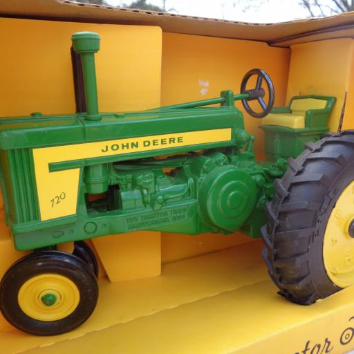 *TOY TRACTOR TIMES8---JD 720 SPECIAL EDITION - Image #2